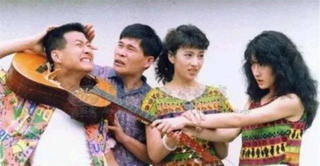 还记得《家有仙妻》里有一个神奇手镯的何莉莉吗?她现在过这样