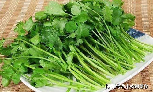 香菜煮水，坚持喝上一星期，几大好处不请自来，解决了男女的难题