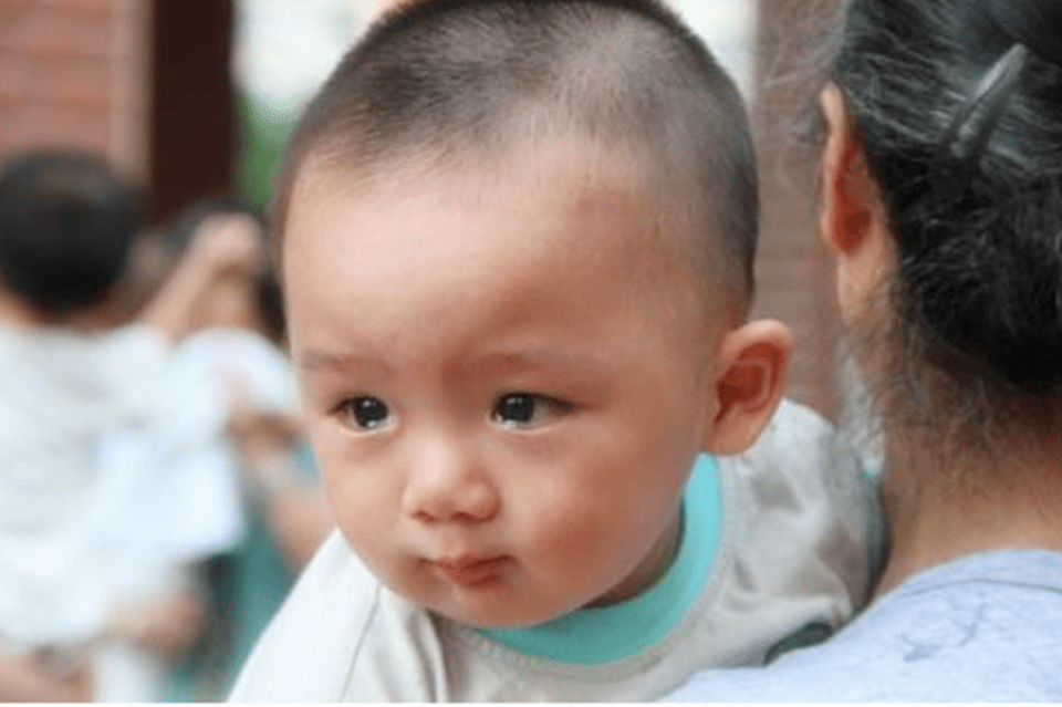 婴儿怎么抱着不哭 3fae7c13f4ea4c5ca76e9fccaa3f808d.png