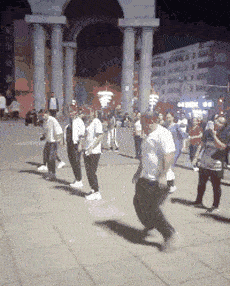 搞笑gif段子:小伙子广场舞不错._手机搜狐网