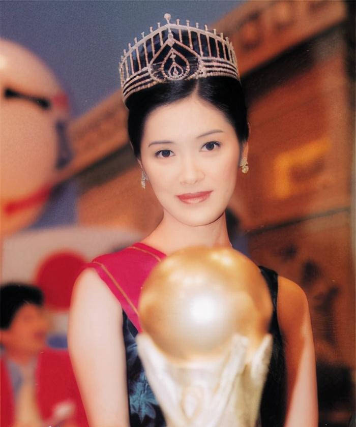 向華強侄女曾與成龍緋聞，46歲寒冬穿短裙商演身材曼妙，一雙筷子腿搶鏡 娛樂八卦吃瓜 第4张