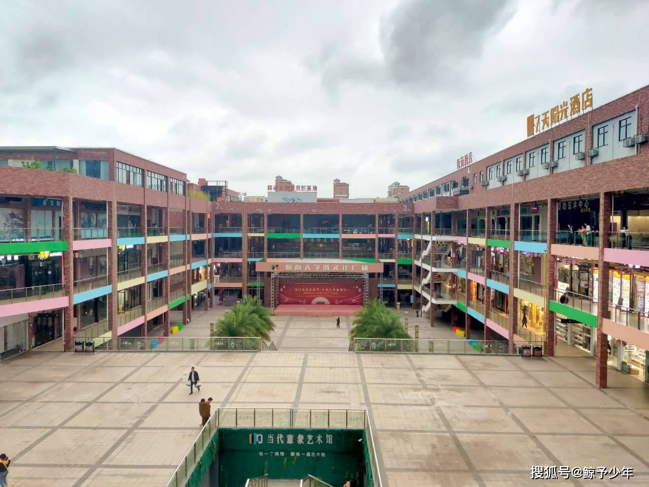 江西赣州：赣南大学城，学生常来购物游玩的地方