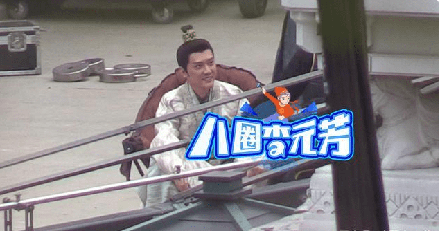 冯绍峰片场抽烟惹争议,翘二郎腿与工作人员谈笑风生