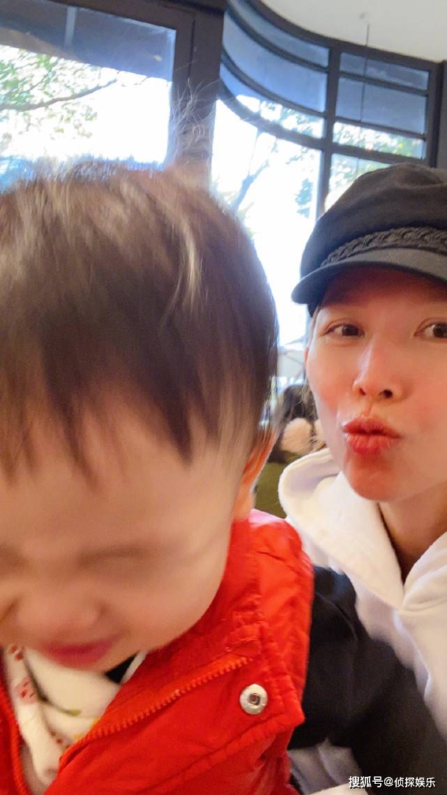 蔡少芬久违晒母女合照,47岁秀素颜难掩憔悴