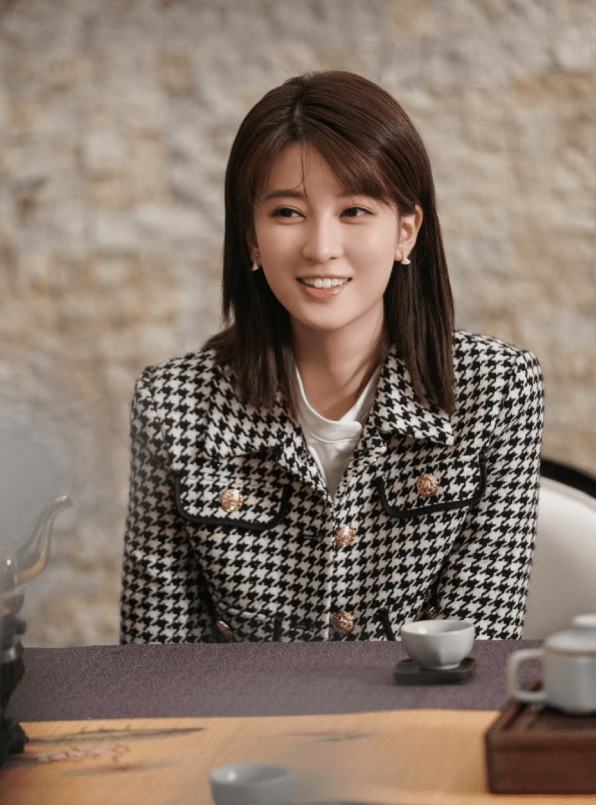 原创乔欣新剧化身职场女精英,又飒又美气场满分,职场丽人穿搭太飒了