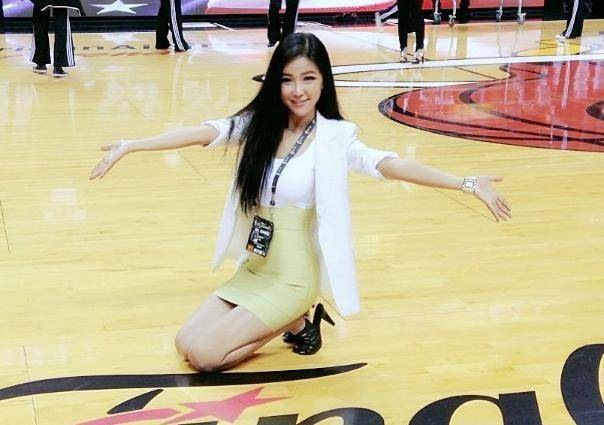 她是nba最美双语主播曲线优美技术惊人获百万粉丝32岁仍单身