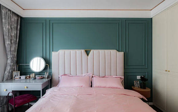 石膏线装饰的床头背景墙,中间再贴上带图案的墙纸,让卧室的装修效果