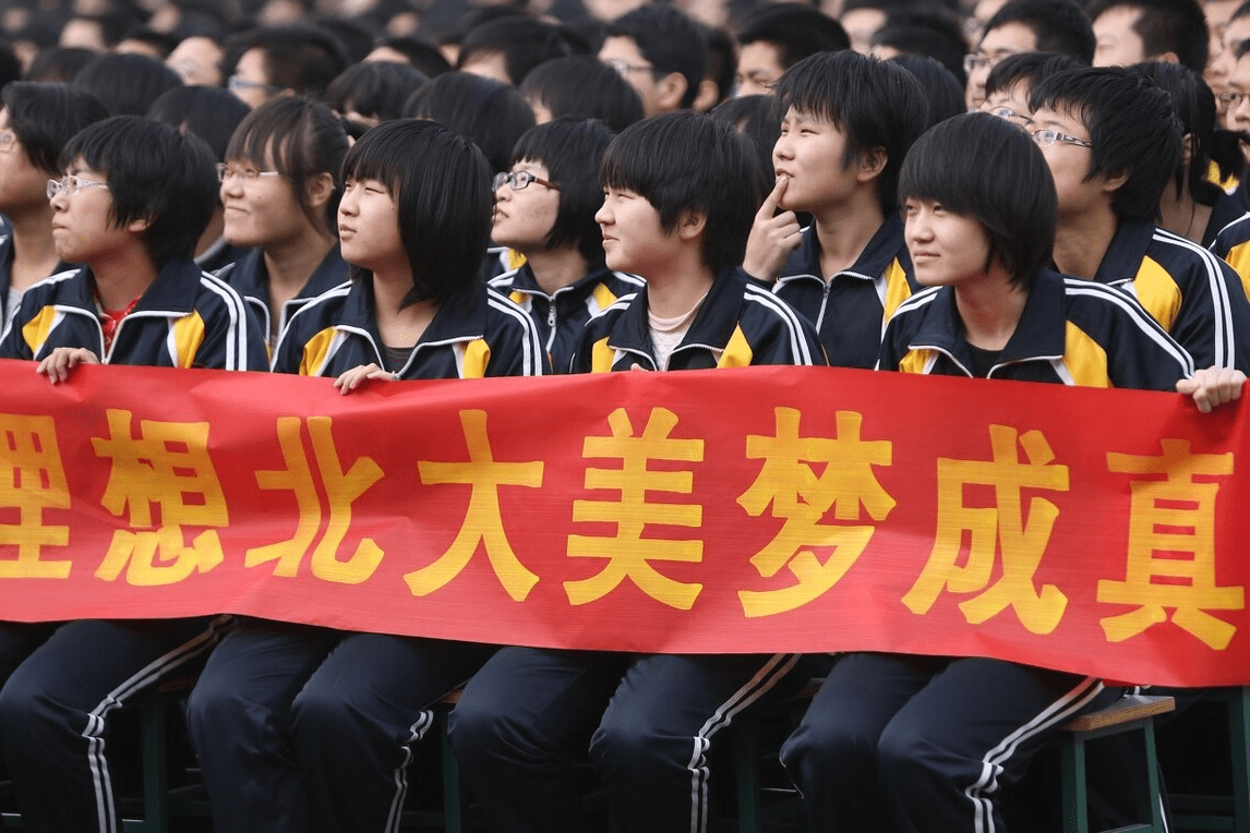 综上所述,衡水中学并不是"高考工厂,在这里的学生也并不是"高考机器"