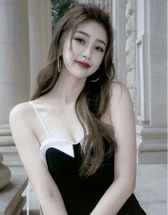 虞书欣的好身材真是优秀!穿高开叉礼服秀"女团身材",甜美迷人