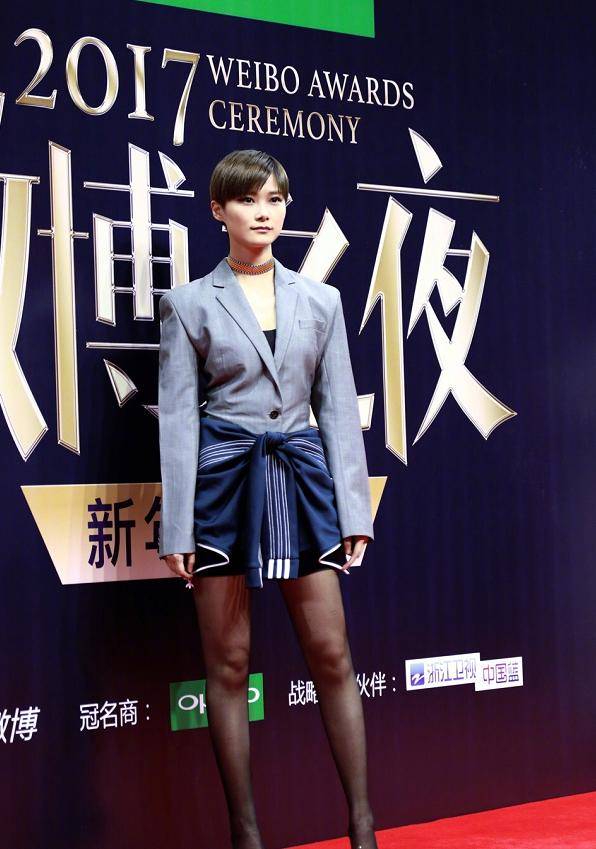 假小子李宇春秀性感穿上黑色丝袜高跟鞋却被网友嘲:毫无欲望