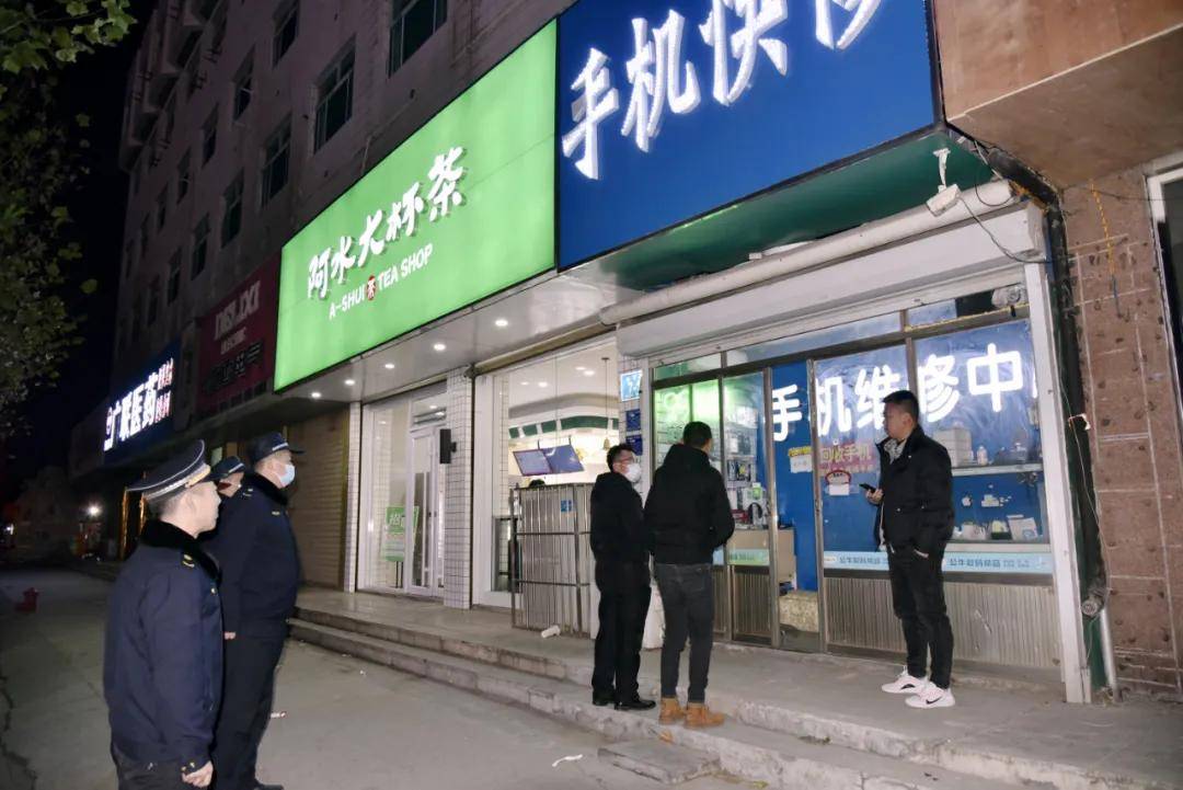济宁城市管理局开展城区店招标牌发光字亮化排