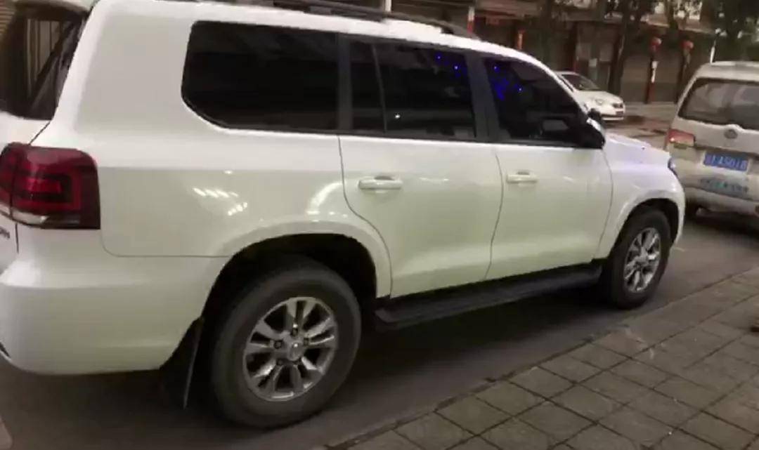 中恒天l4600实车现身街头,搭载v8发动机,不到20万轴距