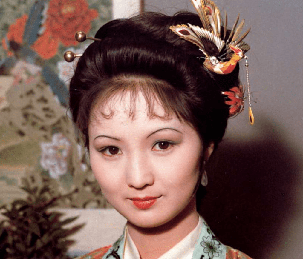 他还详细说了平儿的来历:这平姑娘原是王熙凤自幼儿的丫头.