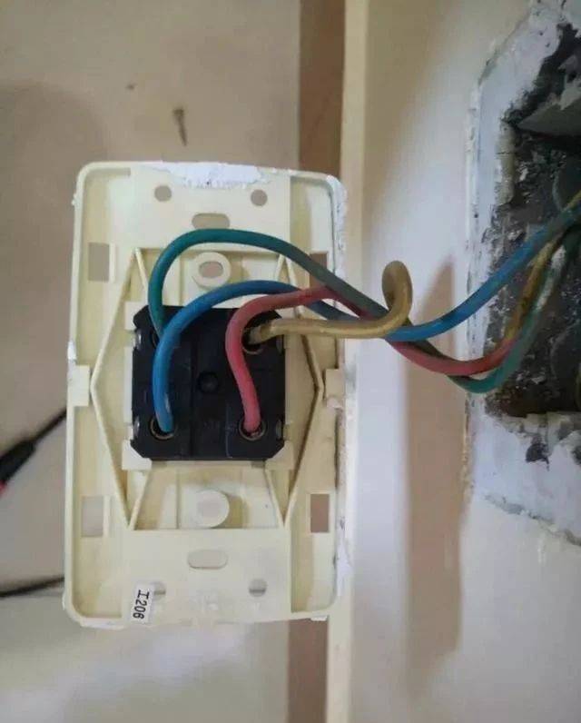 接电线火线用粗的线,零线用细的线可以吗?零线有负荷吗?