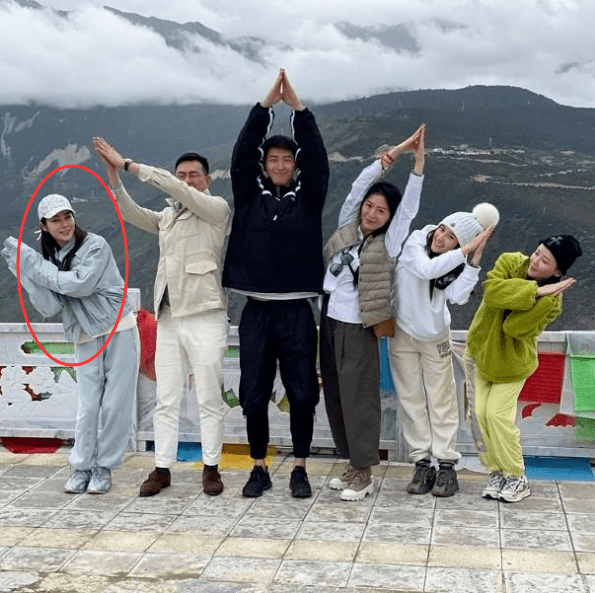 何超莲窦骁约朋友过圣诞,两人依偎一起高调放闪
