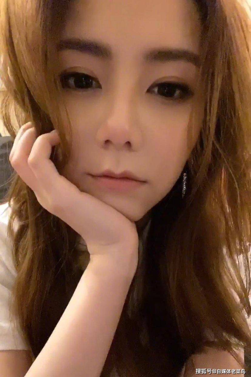 原创一段镜头使邓紫棋登上热搜，在电竞解说台睡着，网友像上课打瞌睡