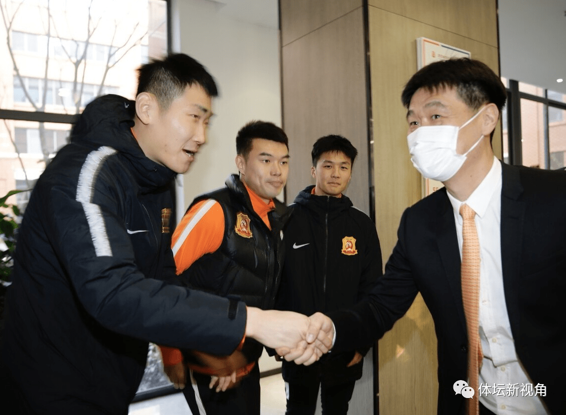 李霄鹏,而在今天卓尔也官方宣布了这则消息,并且召开了新帅就职发布会