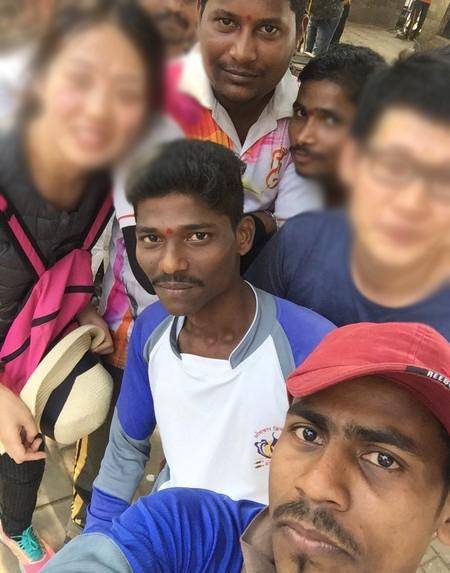 中国姑娘带相机到印度旅游，被印度小哥各种“求合影”！