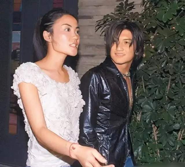 比如2000年,张柏芝公开自己的男友陈晓东,这也是众多绯闻男友中,她