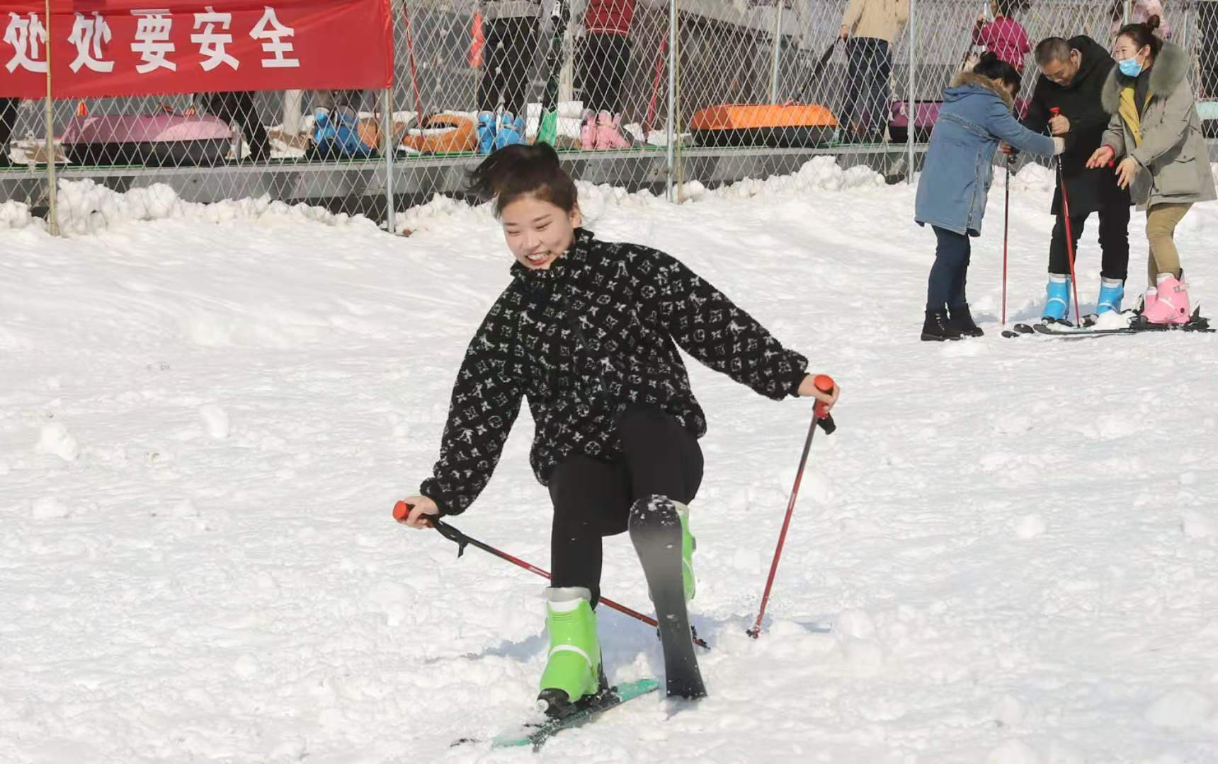 夏县德兰：滑雪场上千姿百态竞风流