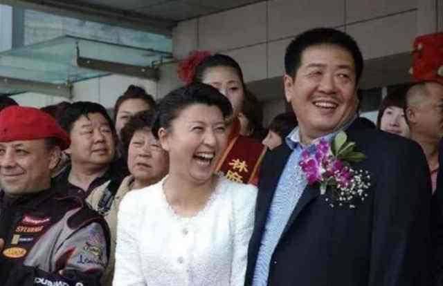 亲手拔掉父亲氧气管,曾红过赵本山的她如今却惨遭网友抵制!