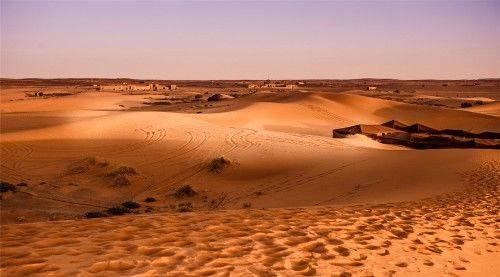 迪拜沙漠出现“神秘村庄”，到了夜晚却“消失”
