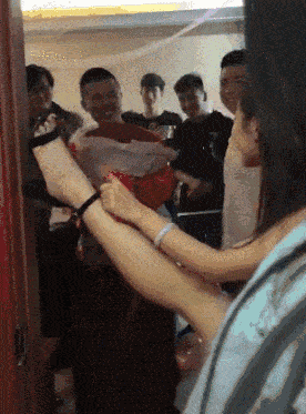 搞笑gif段子:4,人怕出名,猪怕壮.想要功成名就,选择一