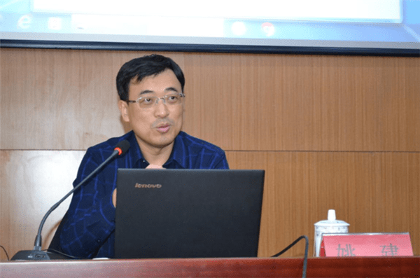 妇联在此次培训中邀请了市北党校副校长赵玉瑞同志进行《登高望远