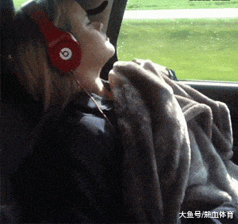 搞笑gif段子:闺蜜到现在都没有男朋友,不知道为什么