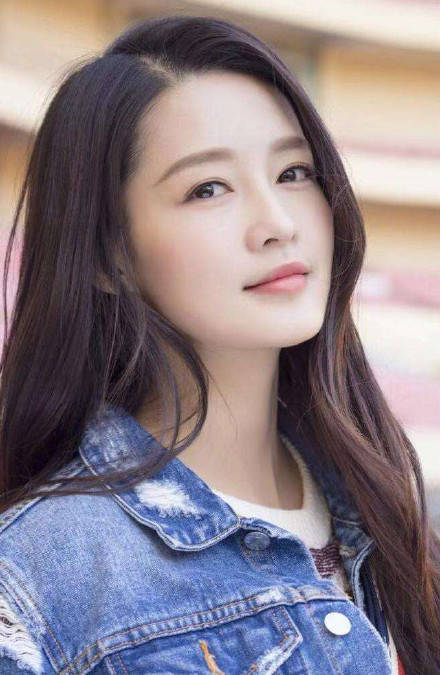 李沁緋聞男友街頭捏美女臉蛋，甜蜜牽手入住酒店，曾被曝與李沁同居 娛樂八卦吃瓜 第4张