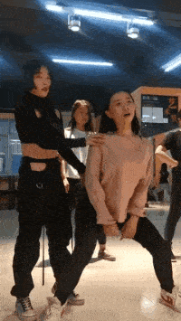 搞笑gif段子:不就是煮个面条嘛,要这么花里胡哨的吗?_妹子