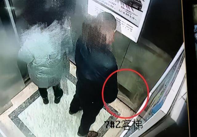 四川一男子在电梯内当着女性的面小便警方调查回应二人系情侣