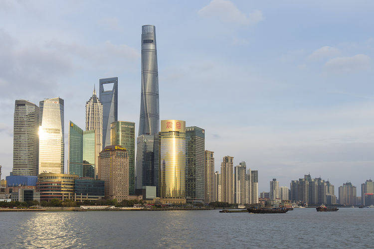 中国的第一高楼，历时10年才建造成功，632米高度让全世界赞叹