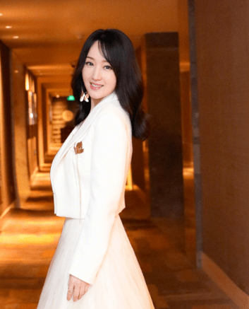 杨钰莹晒"怼脸"自拍?比起她真实的颜值状态,网友更好奇身后的婚纱照