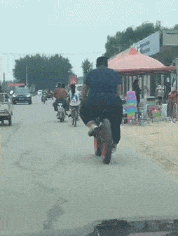 搞笑gif段子:6,美女你这唱歌水平不行呀,怎么你一开口