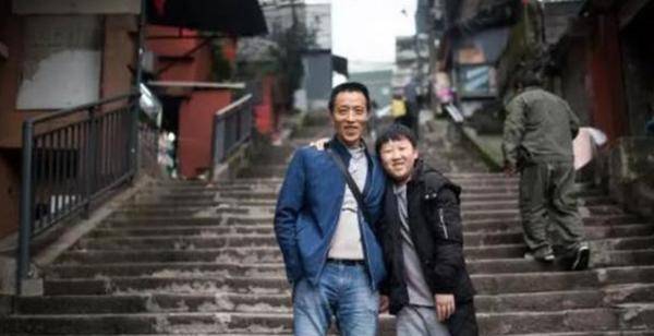 原创10年前一父子照红遍全国,"棒棒父亲"现状如何?新合照让人感慨