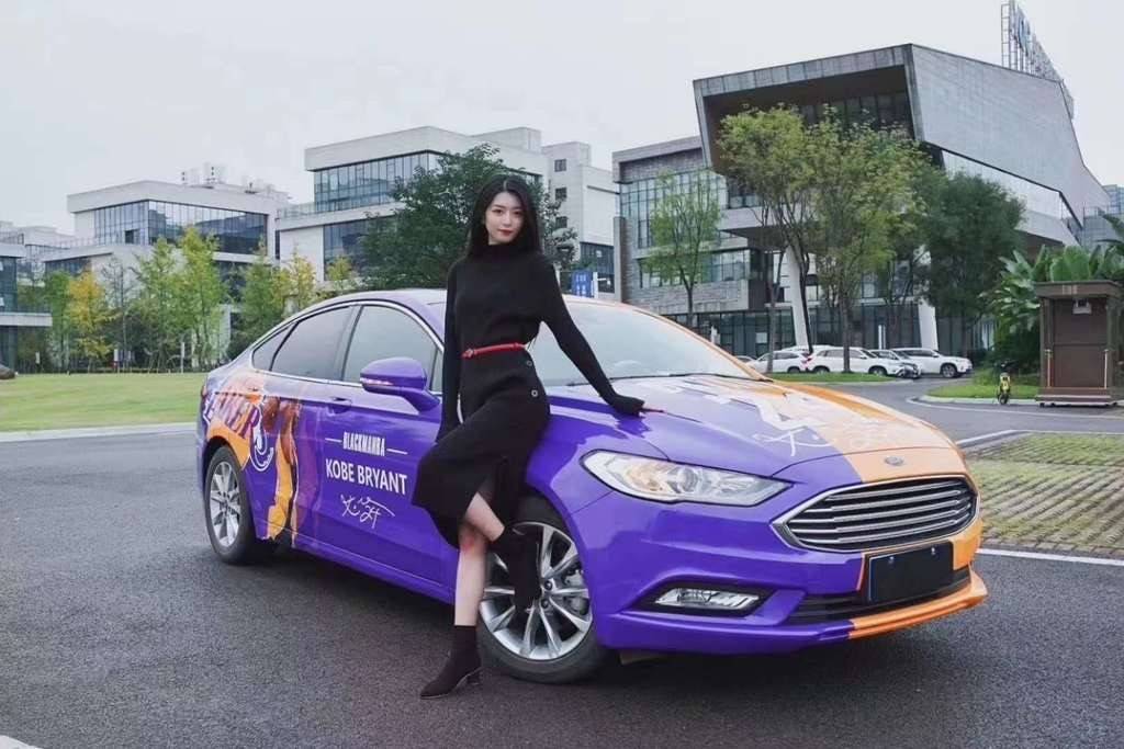 让我们向科比致敬。这款蒙迪欧是用科比的图案画的