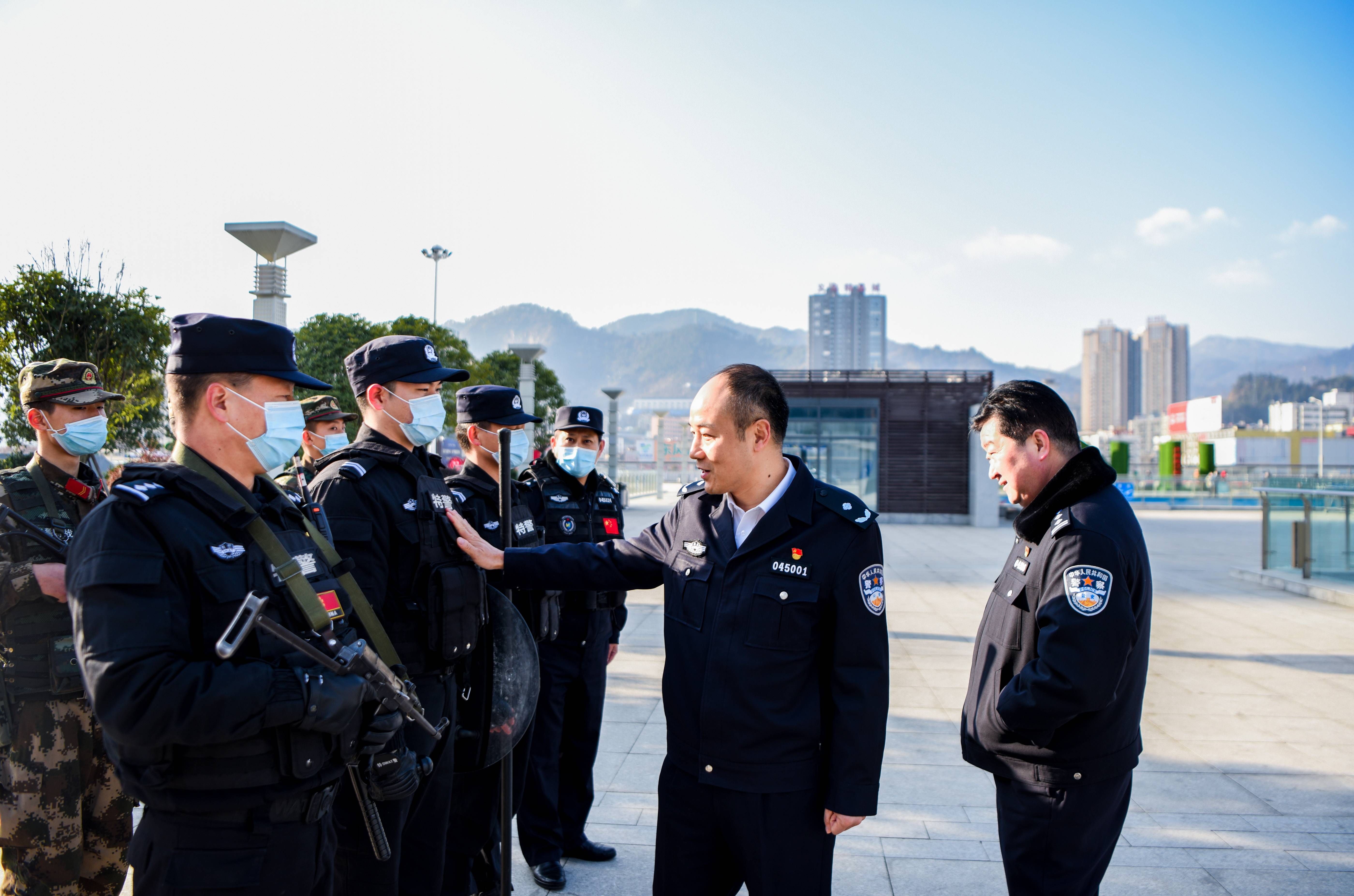 湖北十堰公安局长元旦一线慰问民辅警督导工作