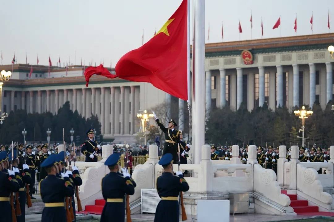 华灯璀璨 庄严肃穆 国旗护卫队 精神抖擞,英姿飒爽 五星红旗在整齐