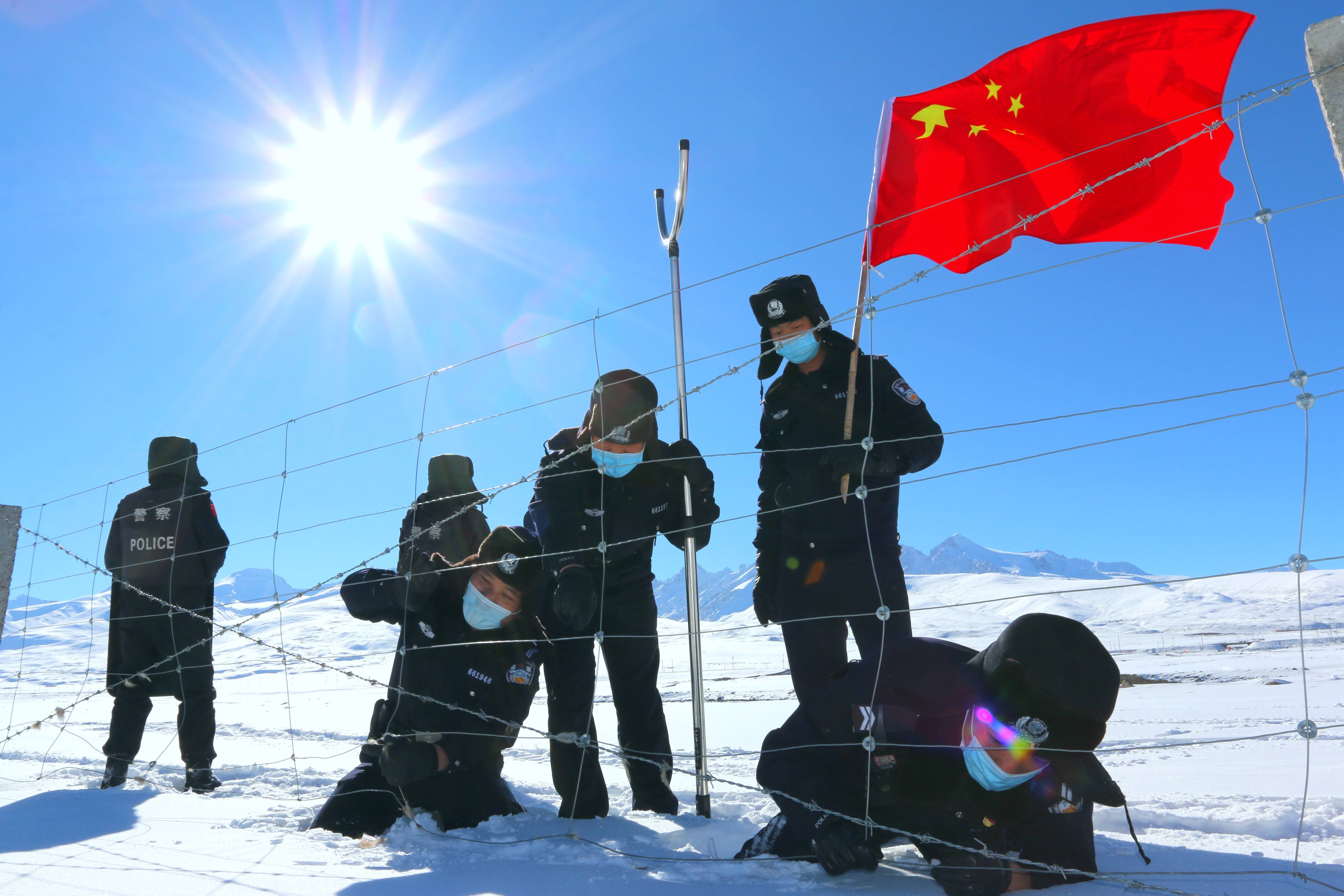 喀什红其拉甫边境派出所踏雪巡边迎新年_巡逻