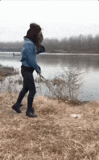 搞笑gif段子:车没停对位置就是这个下场,这下姑娘该长