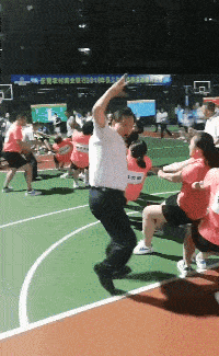 搞笑gif段子:一看就知道是奶奶带大的孩子,够上进,长大绝对是暖男