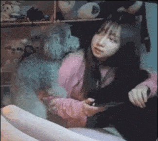 搞笑gif段子:美女,终于下暴雨了,赶紧一起洗个头吧