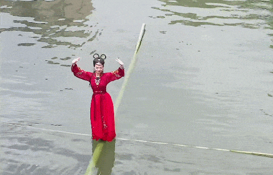 中国最美“水上仙子”火了，赤脚在竹竿上跳舞，惊艳无数外国人！