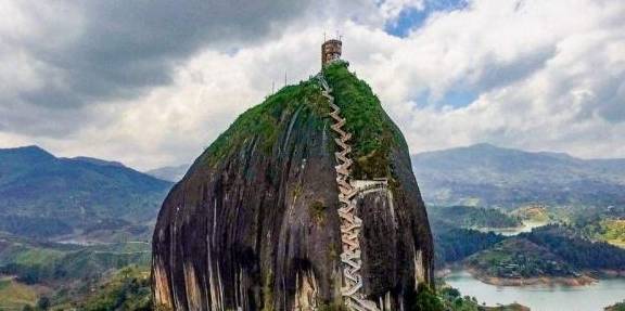 全球最陡的房子，建在200米高的山上，回一趟家要爬一次山！