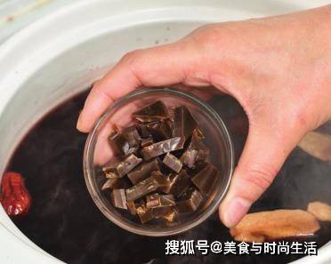 冬天多喝这碗粥,补气养血,香甜滋润,手脚冰冷的女生要常喝