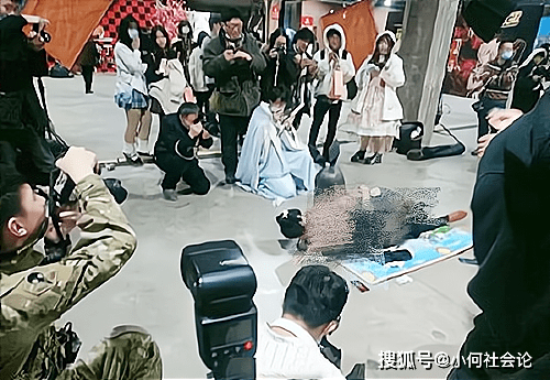 哈尔滨漫展出现大尺度照片，姿势不雅惹众怒，主办方：禁止参加_二次元