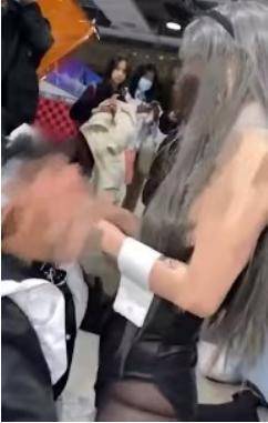 原创哈尔滨漫展曝不雅姿势丑闻,一男一女当众拍大尺度照,遭永久封杀