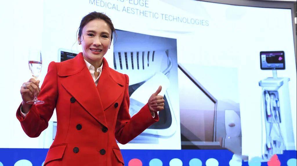 拍摄杂志封面,49岁黎姿身形完美却被吐槽修图太过