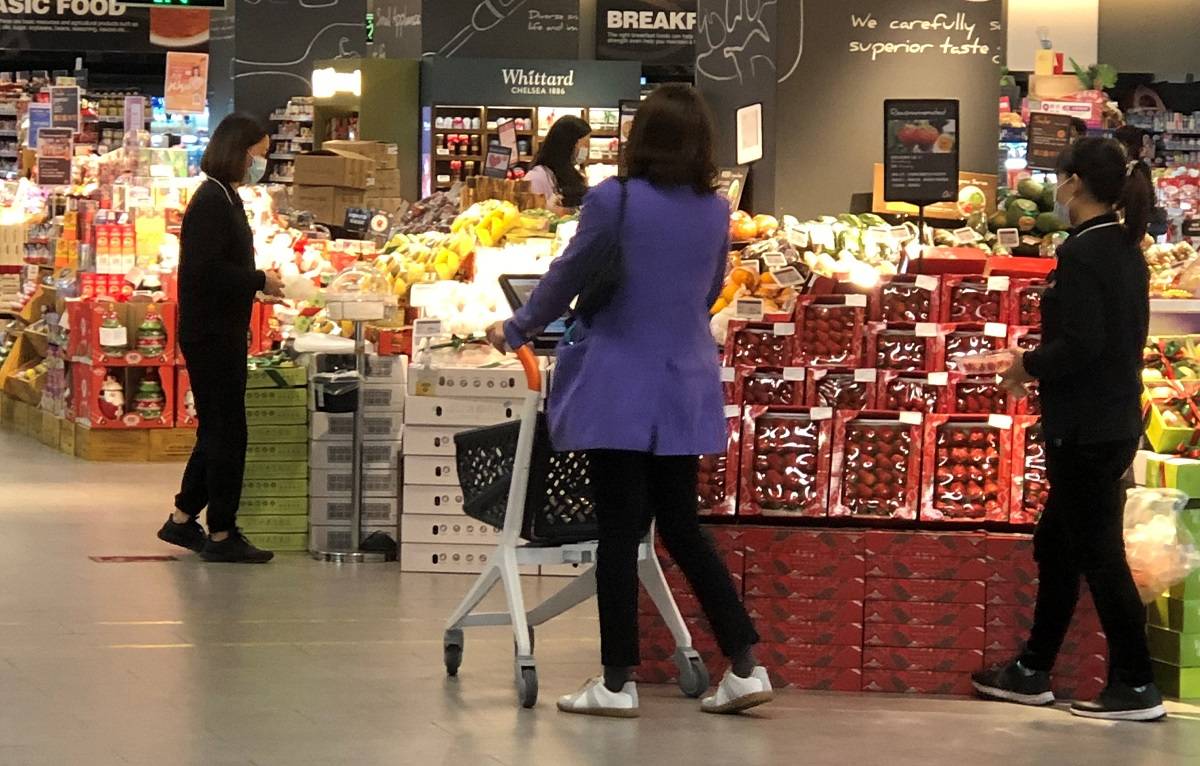 ole超市使用智能购物车的顾客